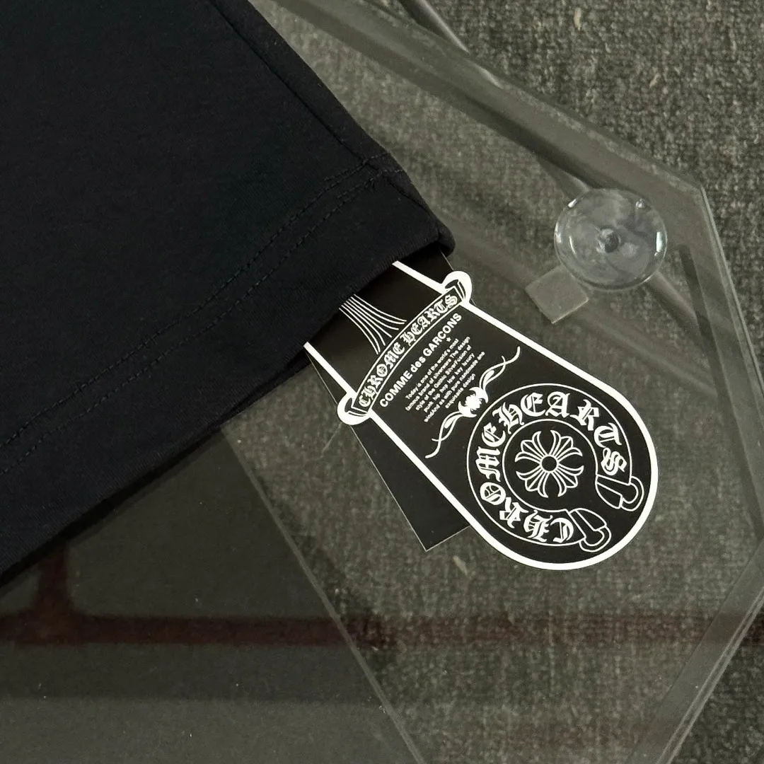 P170 Chrome Hearts Chrome Hearts 25 high version. The fabric is made of 300 grams of high-density pure cotton. It does not deform or shrink. It has three labels. It is the same style for men and women. Technology: suede foam printing. Color: white, black. SIZE: S-XL.